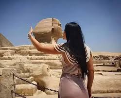 البنت الأجنبية لما تصور مع ابو الهول.. البنت العربية في أول تعليق 👇😂